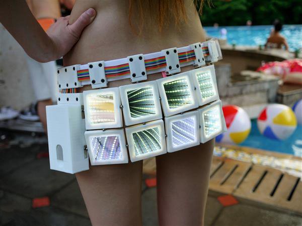 性感與高科技的結合 美女創客SexyCyborg又造3D打印LED鏡面塊裙子