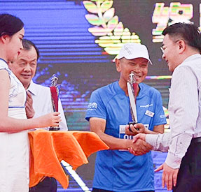 “七彩云南·秘境百馬”獎(jiǎng)杯4